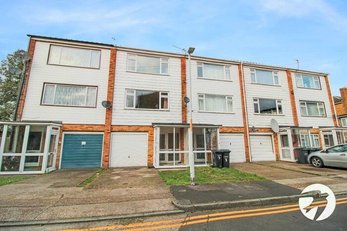 4 Bedroom Town House To Rent In Chestnut Close, Northfleet, Gravesend, Kent, DA11