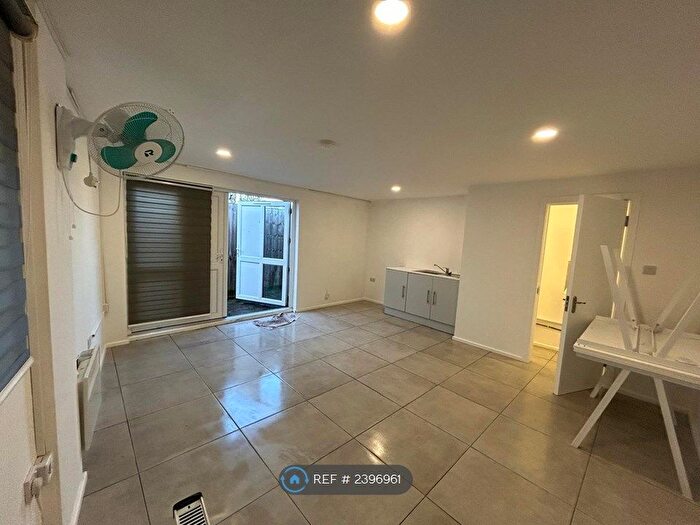 Studio To Rent In Bell Lane, London, NW4