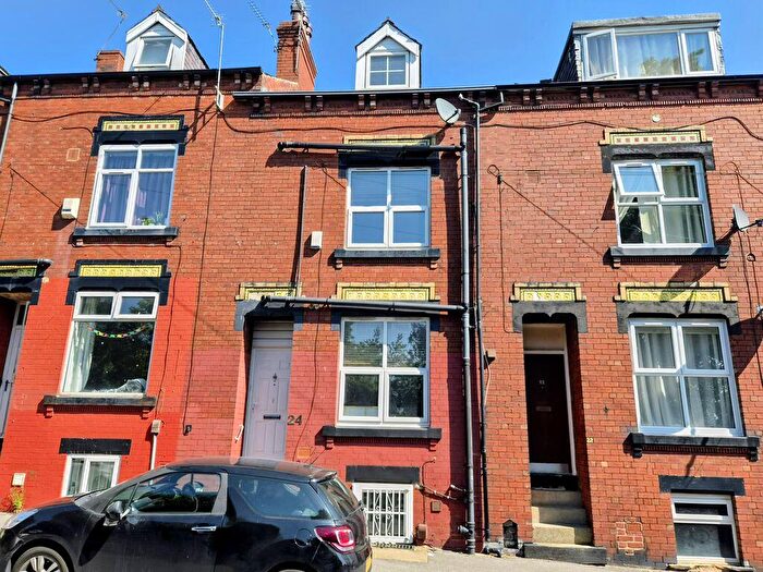 6 Bedroom Terraced House For Sale In Clarkson View, Leeds, LS6