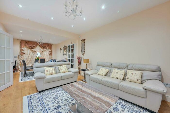 5 Bedroom Semi-Detached House To Rent In Kingston Road, Worcester Park, Epsom, KT19