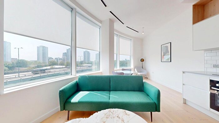 1 Bedroom Flat To Rent In Great West Road, Brentford, TW8