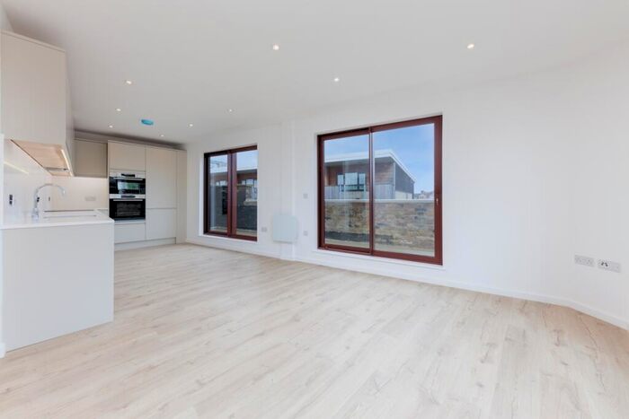 3 Bedroom Penthouse To Rent In Dunelm Street London, E1