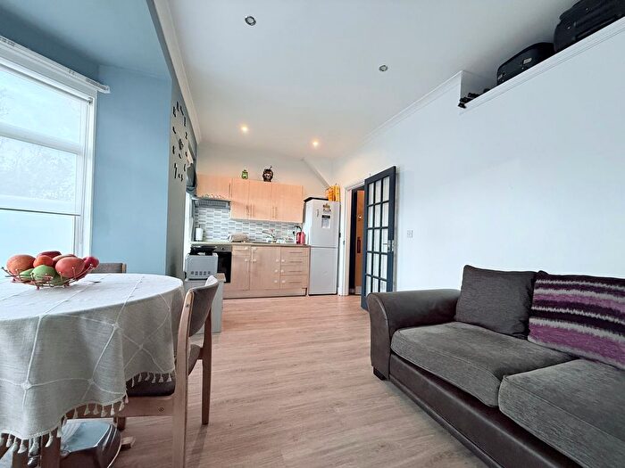 4 Bedroom Flat For Sale In Wightman Road, London, N8