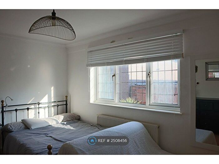 2 Bedroom Flat To Rent In Royal Oak Court, London, N1