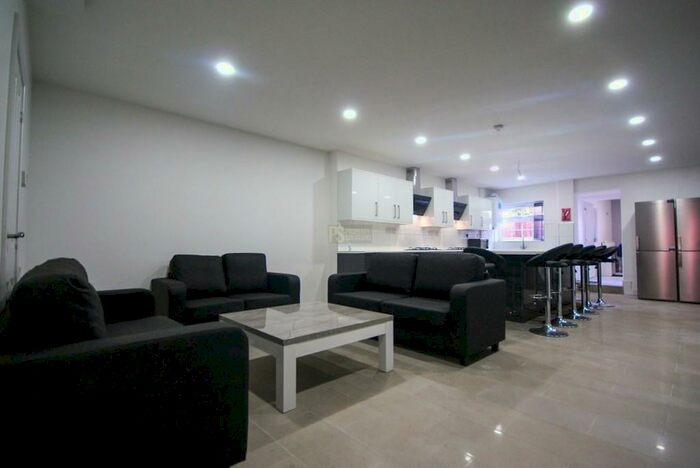 8 Bedroom Terraced House To Rent In Raddlebarn Road - Ensuite Student Property, B29