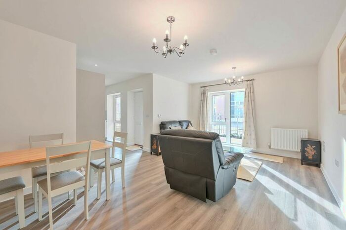 3 Bedroom Flat To Rent In Springfield Drive, Tooting Bec, London, SW17