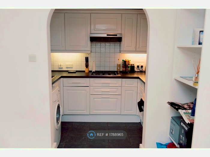 2 Bedroom Flat To Rent In Park Hill, London, SW4