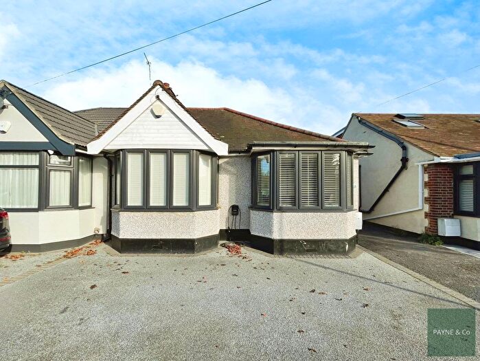 3 Bedroom Semi Detached Bungalow For Sale In Greenleafe Drive, Ilford, IG6