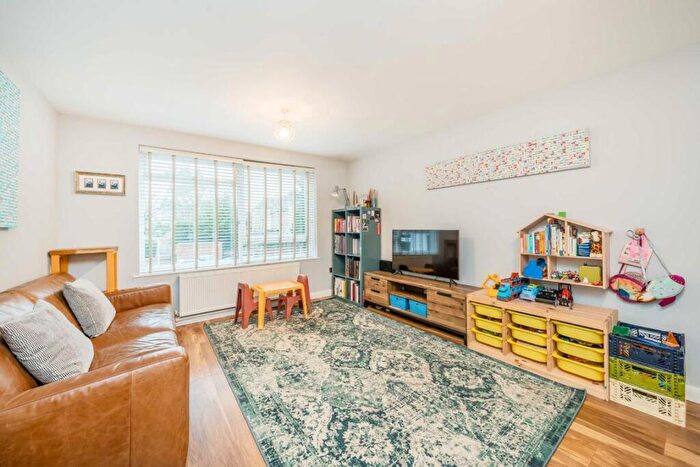 2 Bedroom Flat To Rent In Surbiton Hill Park, Surbiton, KT5