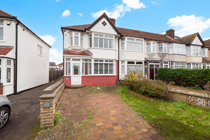 3 Bedroom Semi Detached House For Sale In Henley Avenue, Cheam, Sutton, SM3