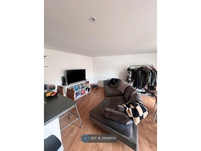2 Bedroom Flat To Rent In Winders Road, London, SW11