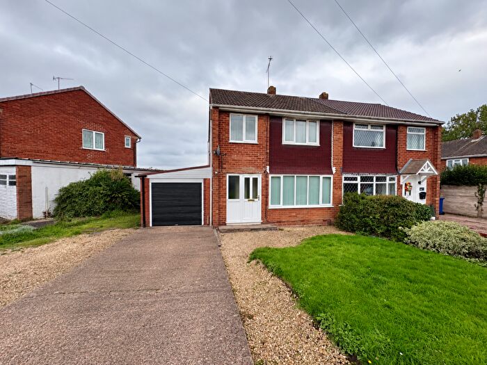 3 Bedroom Semi-Detached House To Rent In Kendall Rise, Kingswinford, DY6