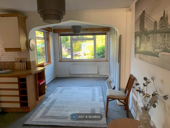 3 Bedroom Semi-Detached House To Rent In Flinders Close, St.Albans, AL1