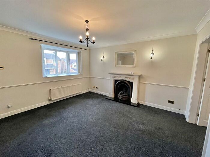 3 Bedroom Detached House For Sale In Carr Bank, Glossop, SK13