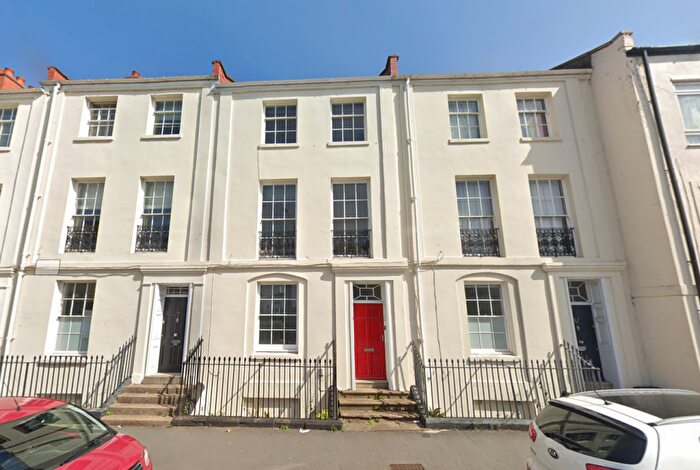 6 Bedroom Terraced House To Rent In Grove Place, CV31