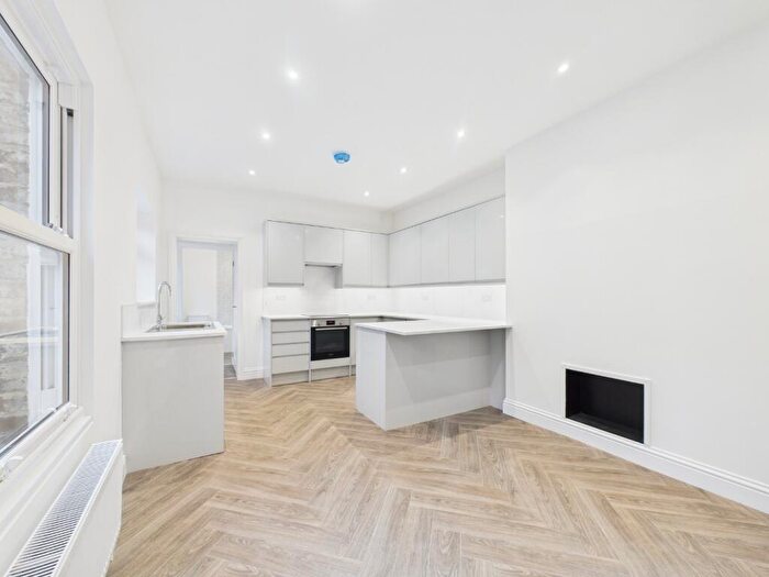 2 Bedroom Flat For Sale In Blandford Road, Beckenham, Kent, BR3