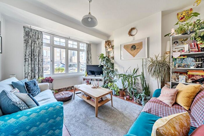 2 Bedroom Flat For Sale In Venetian Road, London, SE5