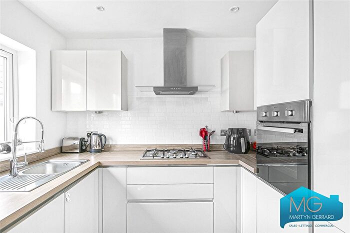 2 Bedroom Flat For Sale In Cornwall Avenue, London, N3