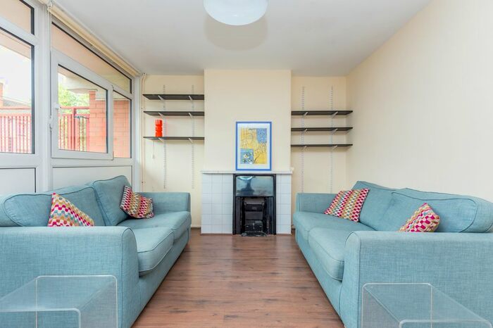 3 Bedroom Maisonette To Rent In Canada Estate, London, SE16
