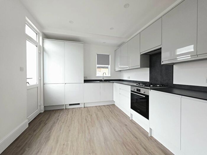 3 Bedroom Maisonette To Rent In Doverfield Road, SW2