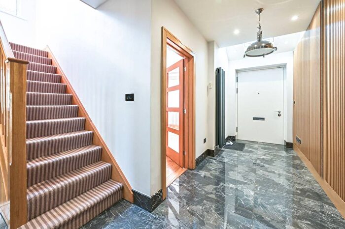 4 Bedroom Semi-Detached House To Rent In Lakenheath, Southgate, London, N14