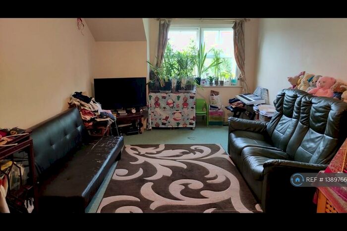 2 Bedroom Flat To Rent In Chapel Road, Redhill, RH1