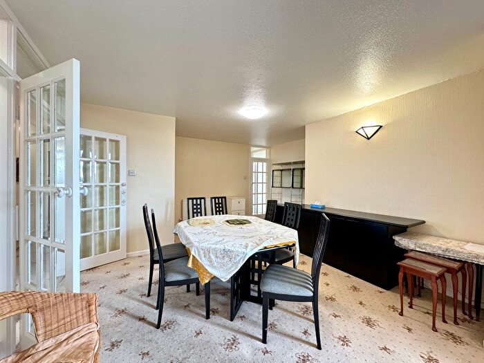 3 Bedroom Flat To Rent In Melvin Hall, Golders Green Road, London, NW11