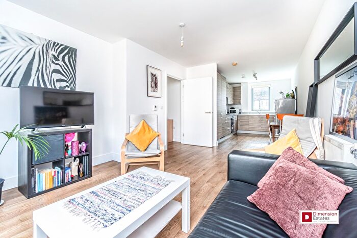 3 Bedroom Flat To Rent In Bermuda Way, Stepney Green, East London, E1