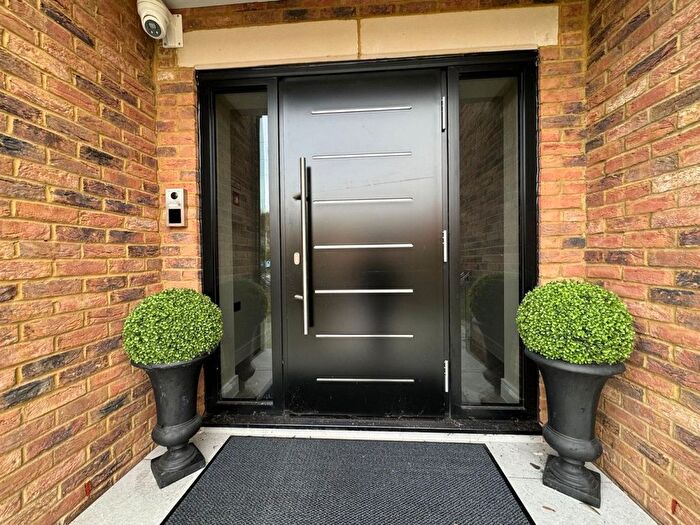 2 Bedroom Flat To Rent In West Wycombe Road, High Wycombe, HP12