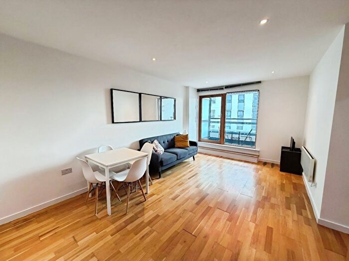 2 Bedroom Flat To Rent In Marsh Lane, Leeds, Uk, LS9