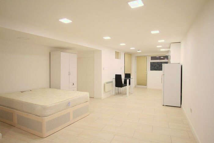 Studio To Rent In Harvey Mews, Crouch End, London, N8