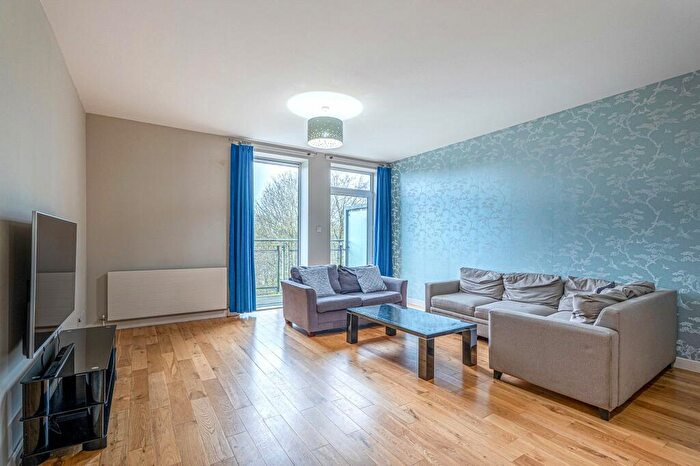 2 Bedroom Apartment To Rent In Jackson Place, Bearsden, G61