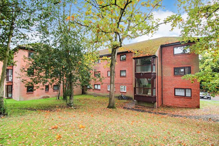 2 Bedroom Flat For Sale In Yeovil Close, Farnborough, GU14