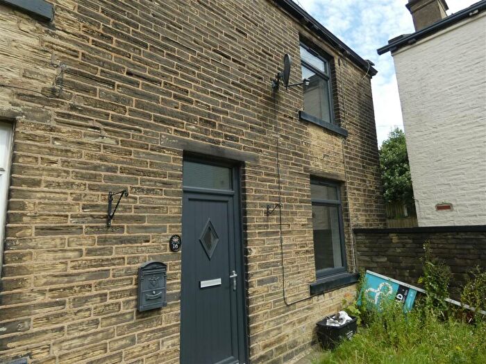 2 Bedroom End Of Terrace House To Rent In St. James Square, Northowram, HX3