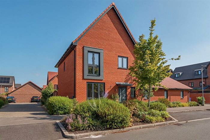 3 Bedroom Link Detached House For Sale In Hawthorn Drive, Crowthorne, Berkshire, RG45