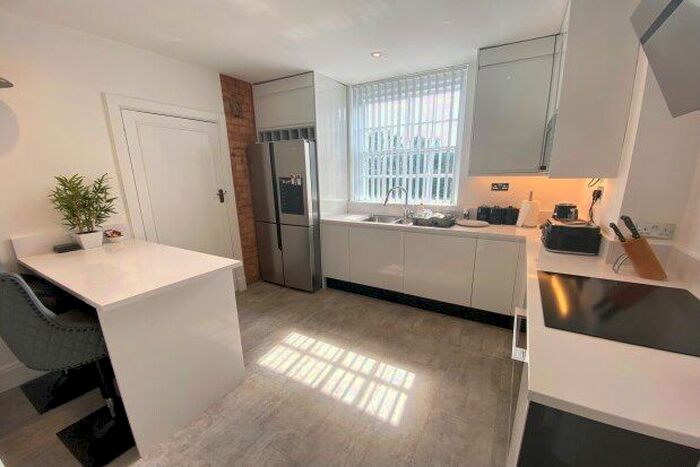 3 Bedroom Flat To Rent In Kenilworth Court, Birmingham, B16