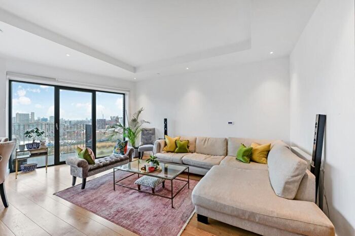 3 Bedroom Apartment To Rent In Modena House, London City Island, London, E14