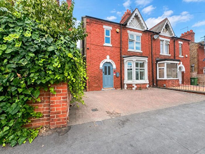 3 Bedroom Semi Detached House For Sale In Garton End, Peterborough, PE1