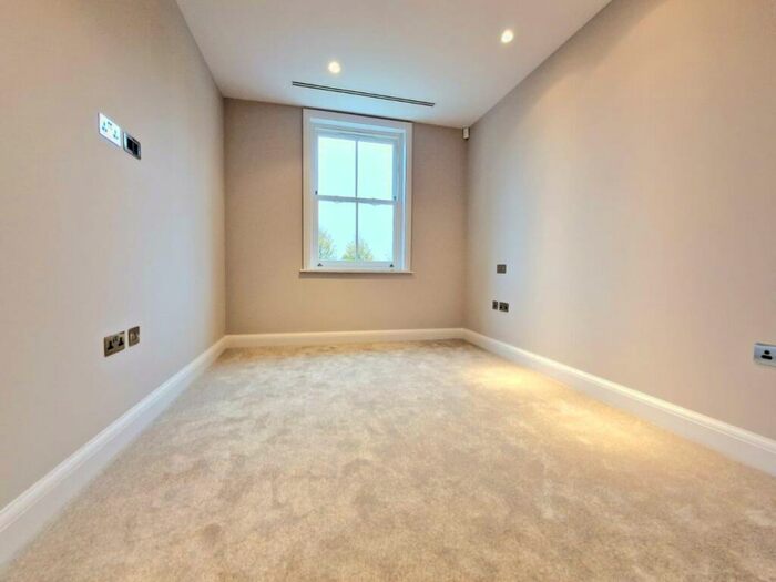 2 Bedroom Flat For Sale In Camlet Way, London, EN4