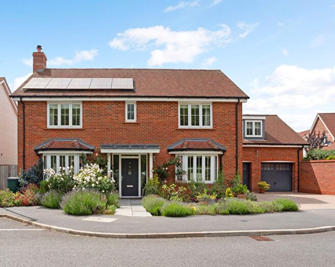 4 Bedroom Detached House For Sale In Oak Tree Close, Odiham, RG29