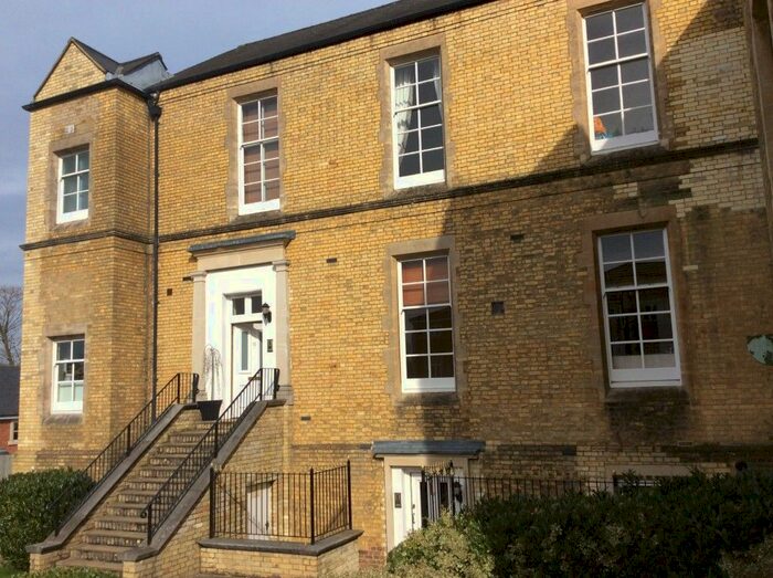 2 Bedroom Flat To Rent In Royal Earlswood Park, Earlswood, Redhill, RH1