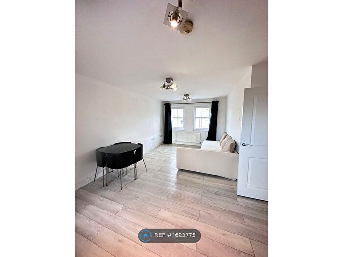 2 Bedroom Flat To Rent In Sapphire Court, London, DA8