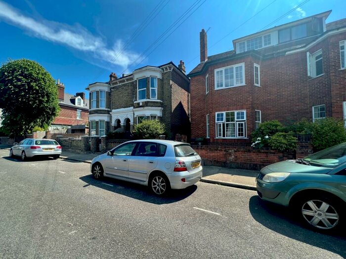 2 Bedroom Flat To Rent In Albert Grove, Southea *Garden*, PO5