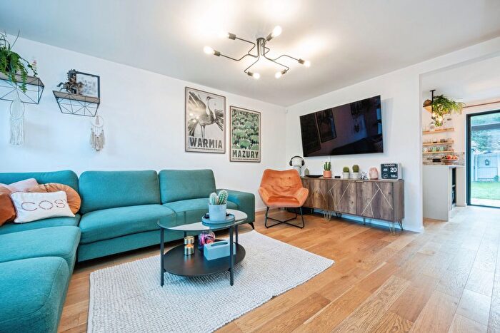 3 Bedroom Detached House For Sale In Dalton Close, Luton, LU3