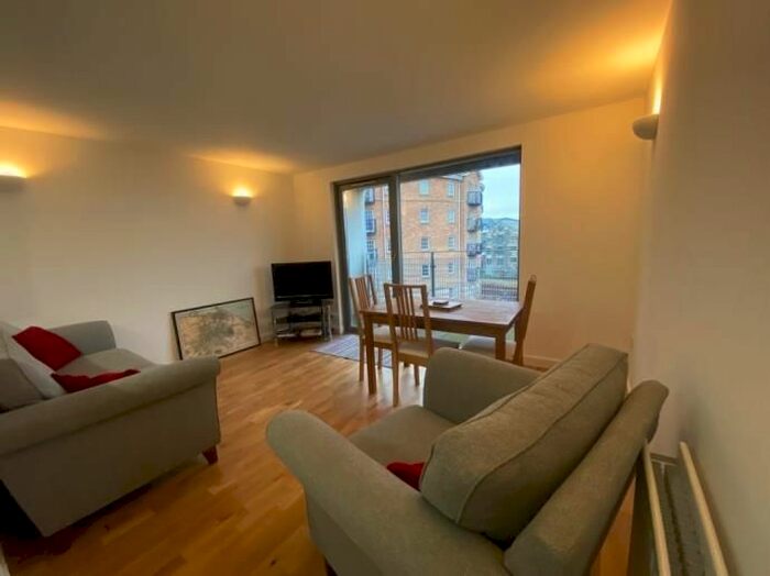 2 Bedroom Flat To Rent In Sheriff Brae, Edinburgh, EH6