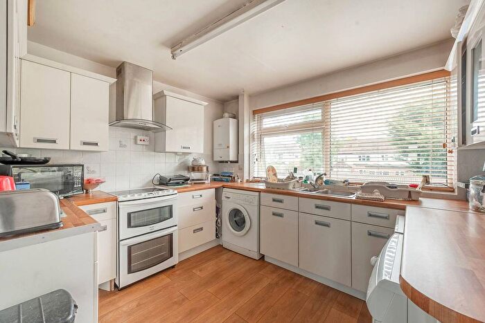 2 Bedroom Flat To Rent In Stonegrove, Edgware, HA8