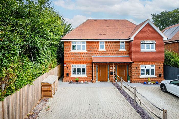 4 Bedroom Semi-Detached House For Sale In Ruxton Close, Coulsdon, CR5