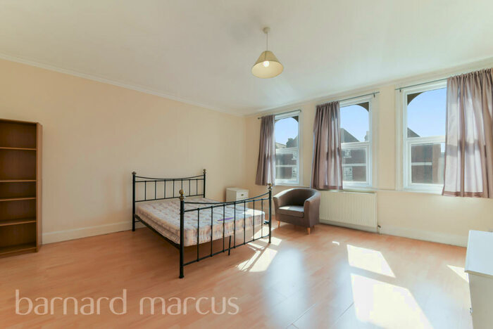 3 Bedroom Flat To Rent In Balham High Road, London, SW12