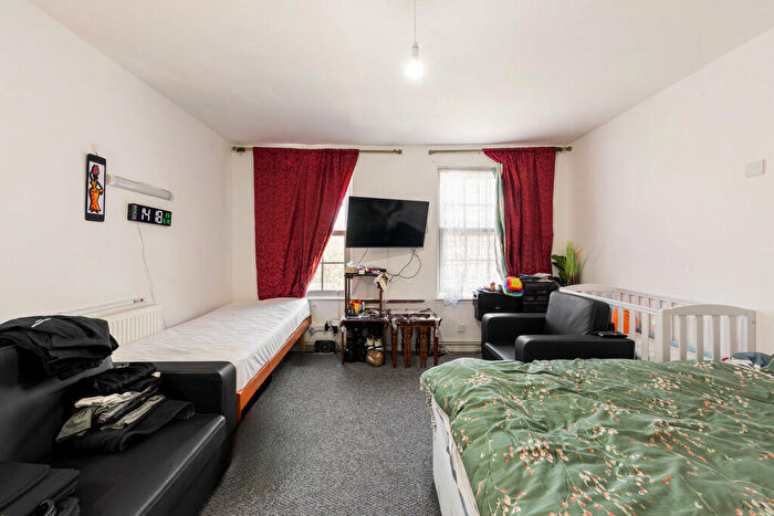 3 Bedroom Flat For Sale In Cockfosters Road, Barnet, EN4