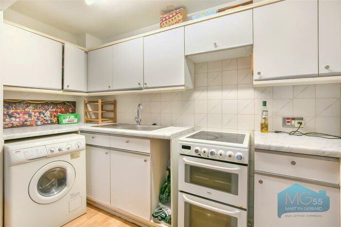 1 Bedroom Apartment For Sale In Greenway Close, Friern Barnet, London, N11